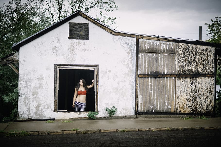 window, old, abandoned, model, girl, woman, red, arizona, portrait HD wallpaper