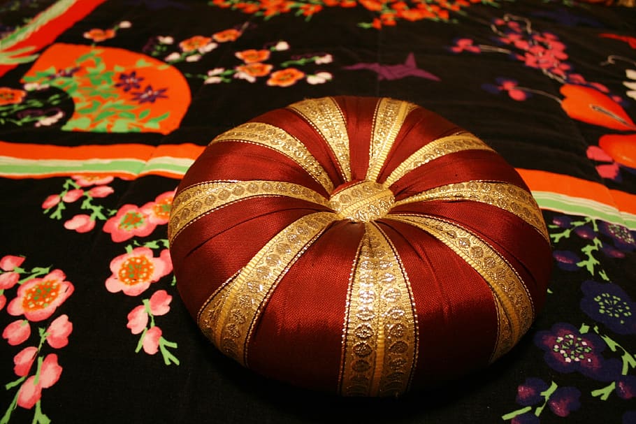 pillow, deco, noble, bed, decorative pillows, gold, brocade HD wallpaper
