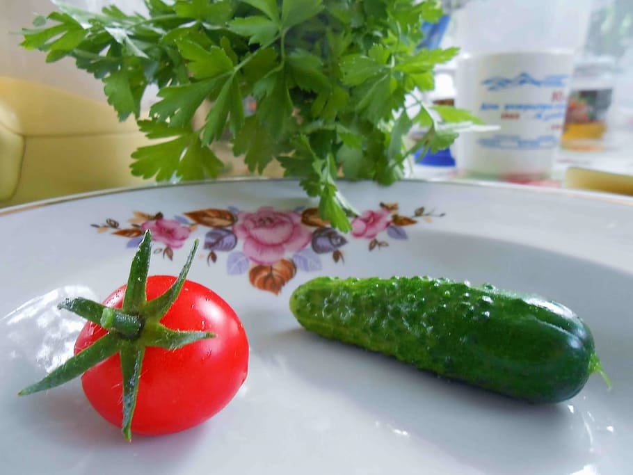 tomatos, plate, green, red, cucumber, vegetable, food, raw HD wallpaper