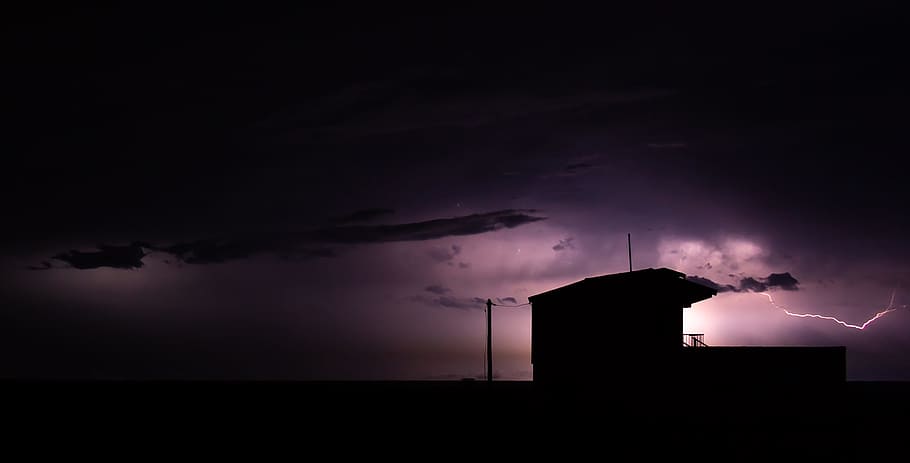 silhouette of building under cloudy sky, lightning, thunderstorm HD wallpaper