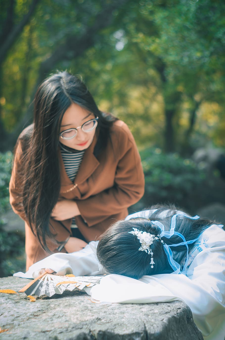 glasses, real people, young women, young adult, sitting, lifestyles HD wallpaper