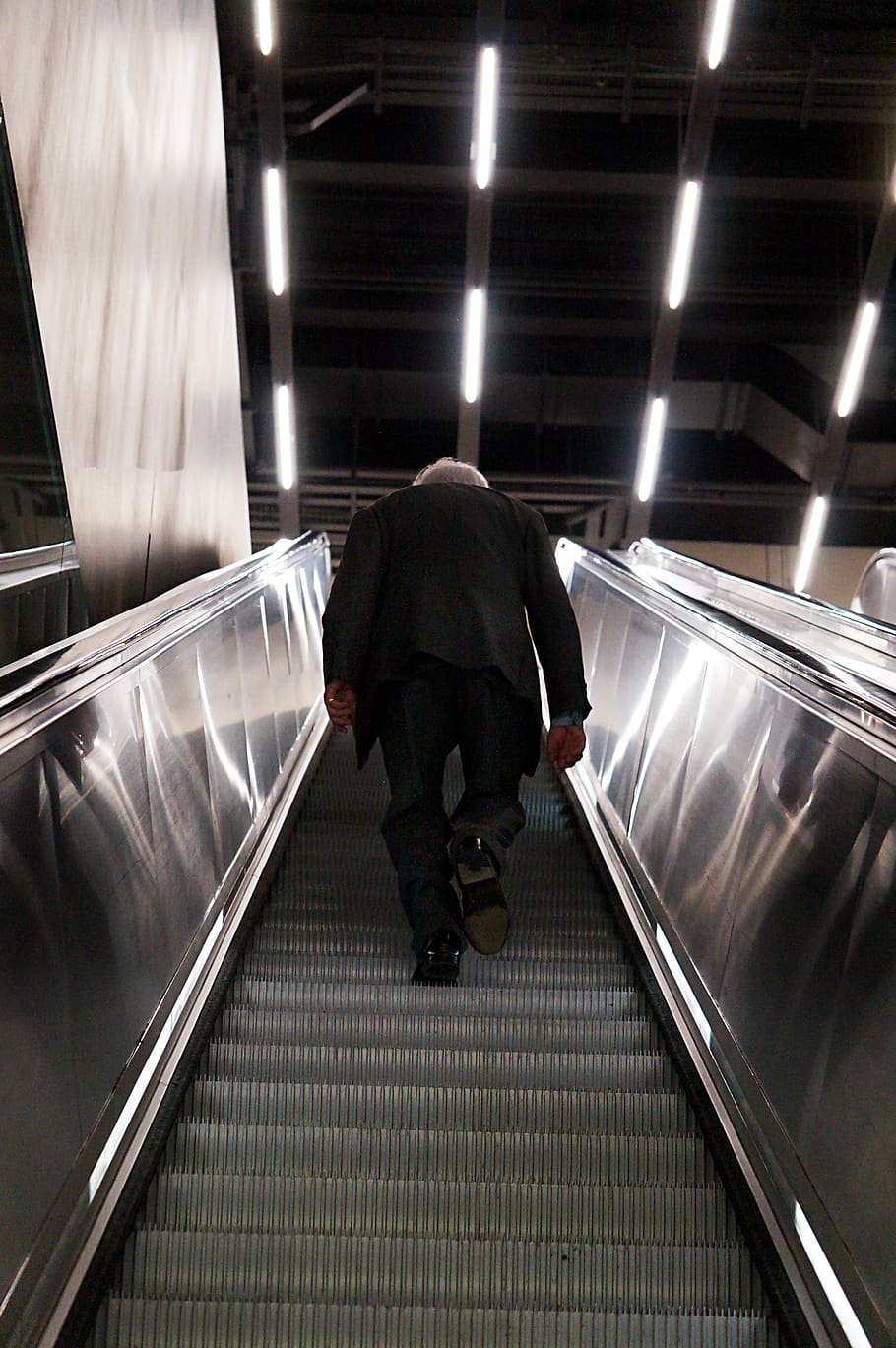 escalator, stairs, elderly, man, business man, people, urban HD wallpaper