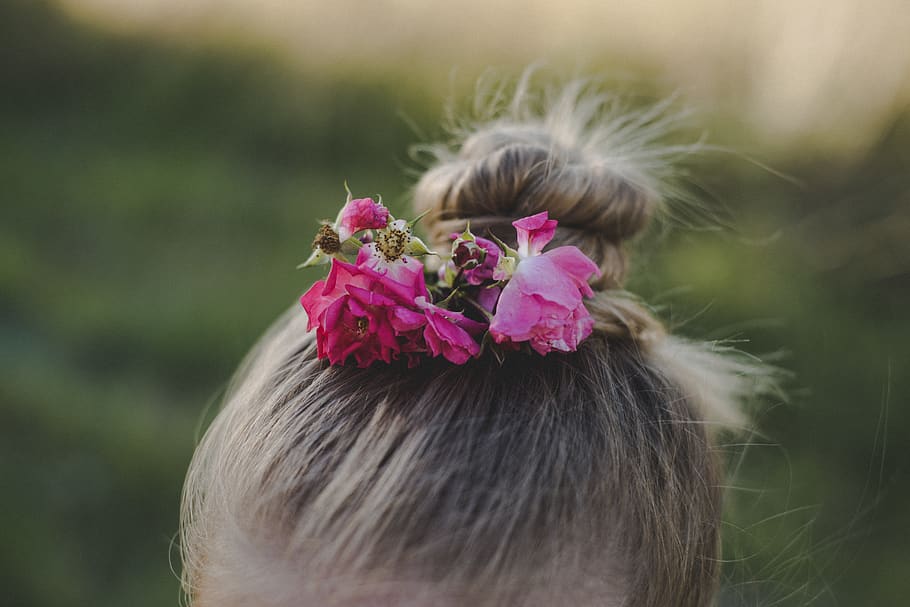 Hair planting. Цветы на голове. Цветочек на голову. Цветок на лбу. Картина девочка лепестки на голове.