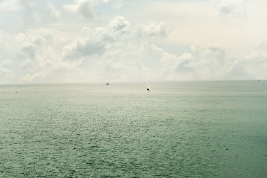 sea, boats, ocean, sky, clouds, waterfront, beauty in nature HD wallpaper