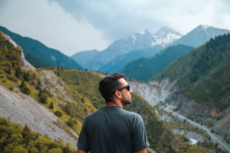 Shallow Focus Photography of Man Wearing Gray Shirt, clouds, daylight HD wallpaper