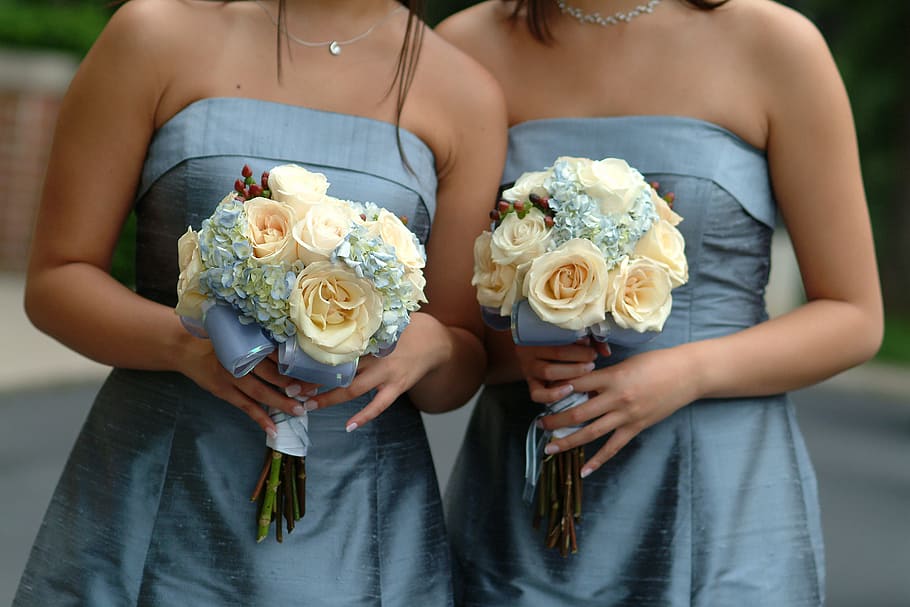 Women's Gray Strapless Dresses, blur, bouquet, close-up, couple, HD wallpaper