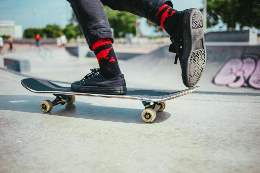 A focused view of skateboarder s feet on the ramp, 20-25 year old, HD wallpaper