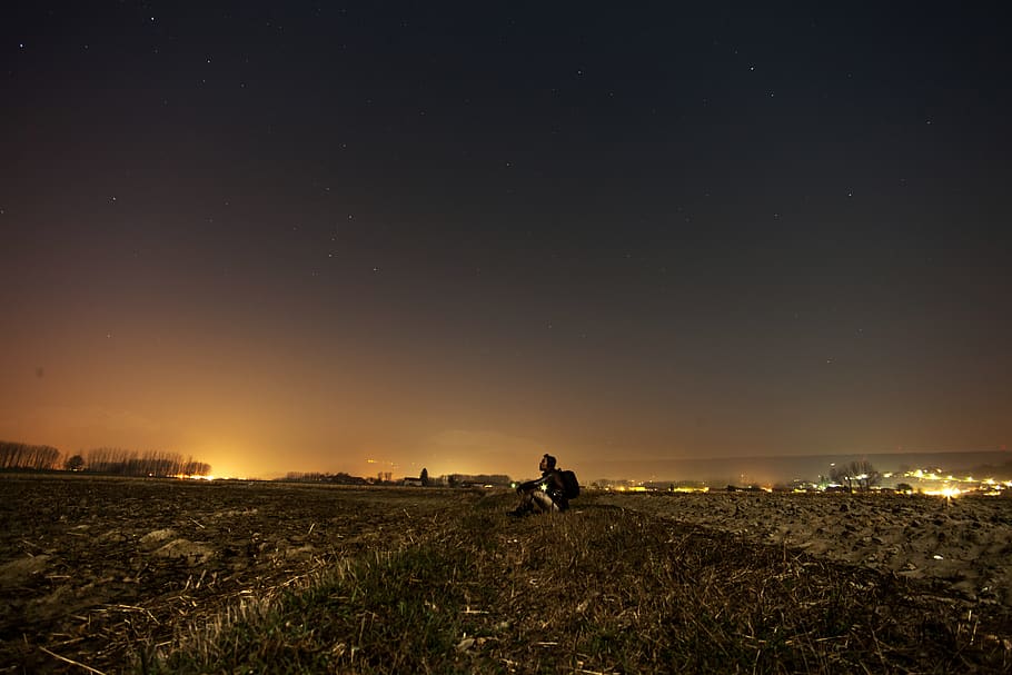 Cùng ngắm nhìn người đàn ông ngồi giữa cánh đồng, quê, đêm, trên một nền bầu trời 2560 x 1444 vô cùng lãng mạn và đầy cảm nghĩa. Những tia sáng vàng rực rỡ phản chiếu trên mặt hồ trung tâm, tạo nên một vẻ đẹp tuyệt đẹp, khiến bạn không thể rời mắt. Hãy xem ngay để tận hưởng!