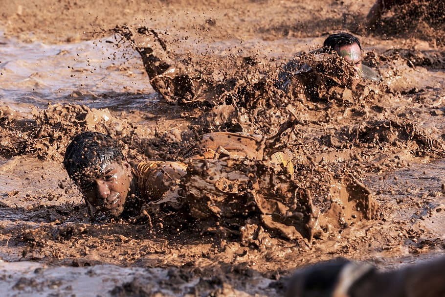 Two Men Crawling on Mud, america, army, basic training, competition HD wallpaper