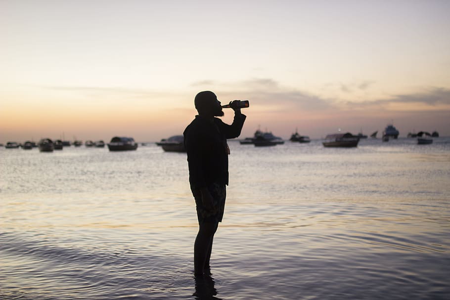 Silhouette Photo Of Man Drinking, backlit, beach, dawn, dusk HD wallpaper