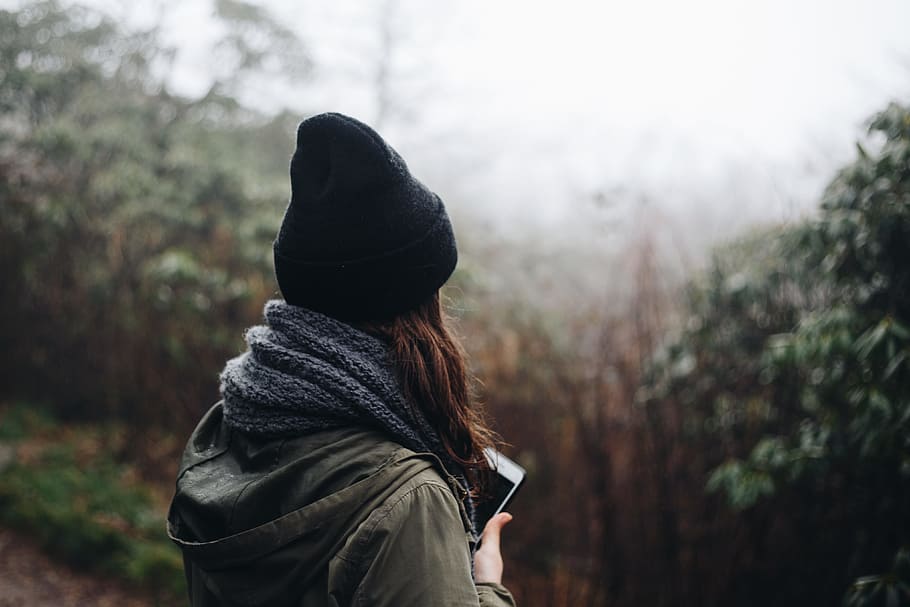 woman in black beanie hat and gray scarf, millenial, iphone, fall HD wallpaper