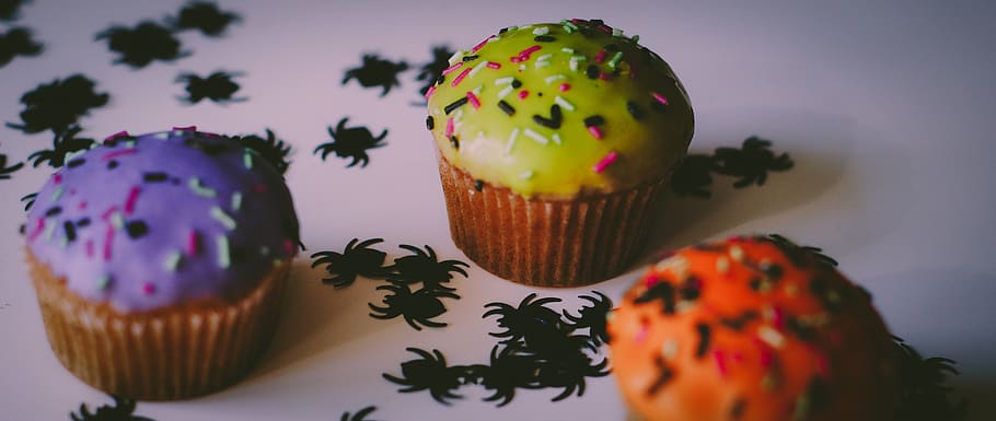 three assorted-flavor cupcakes, food and drink, sweet, sweet food HD wallpaper