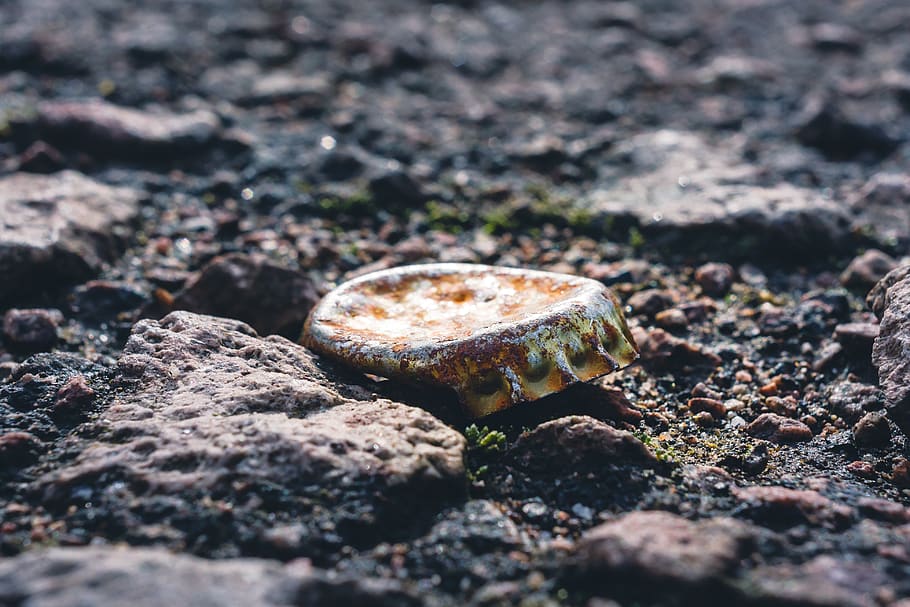 bottle caps, ground, old, rust, dents, beulen, time, stone HD wallpaper