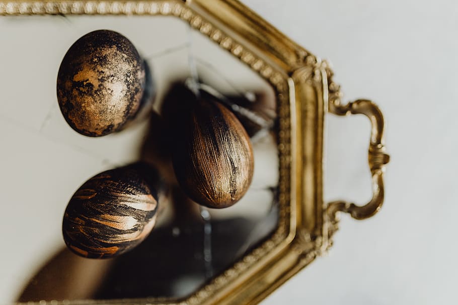 Golden easter eggs from above, painted, copper, black eggs, indoors HD wallpaper