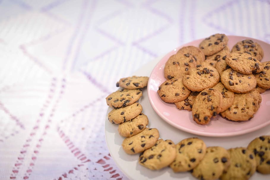 Cookies in Ceramic Plates, baking, breakfast, chocolat, chocolate HD wallpaper