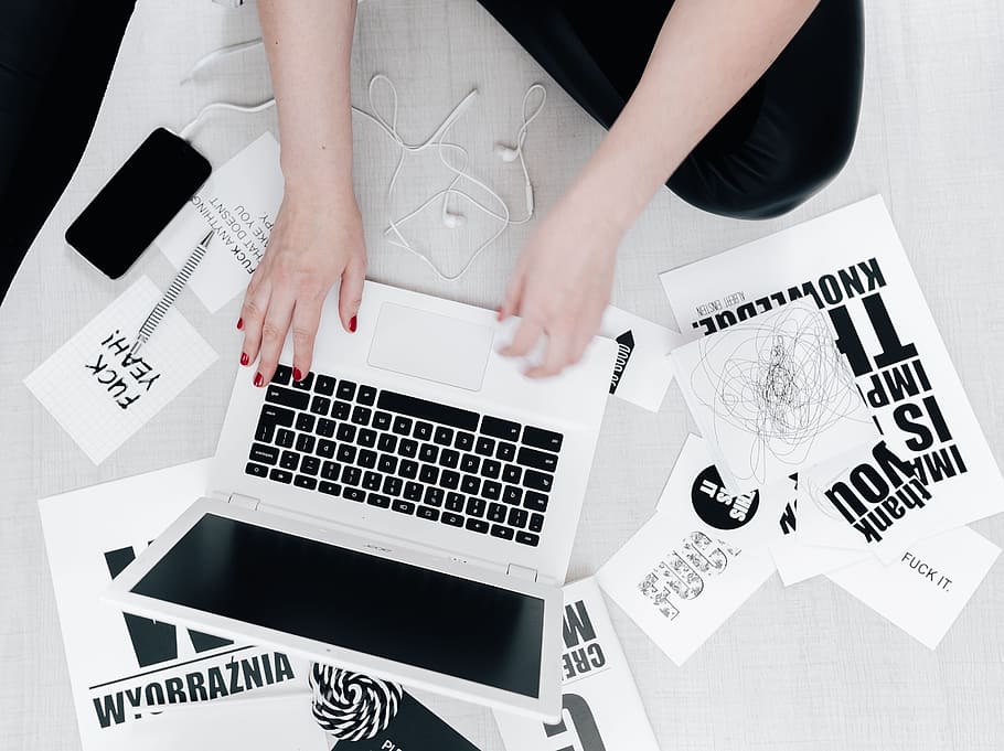 Femine Workplace with White Laptop, minimal, minimalist, workspace HD wallpaper