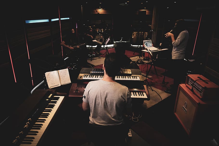 Black playing. Composing Music. DEWOLFF - 2012 - Piano musictheatre, Dortmund.