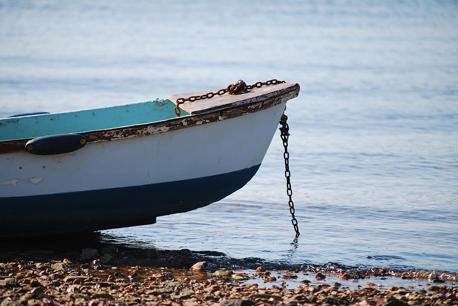 boat, chain, sea, beach, stones, blue and white, anchor, water HD wallpaper