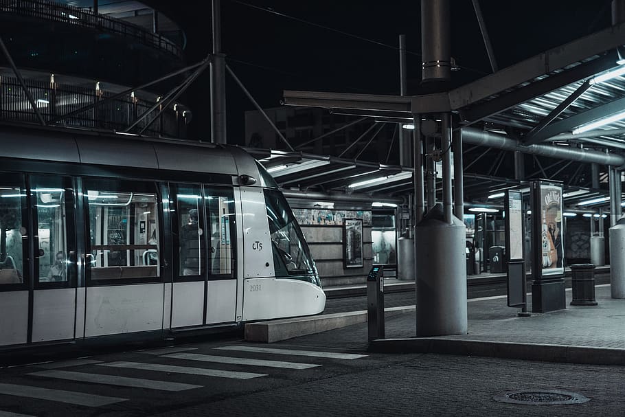 White Train in Empty Terminal, architecture, building, business HD wallpaper