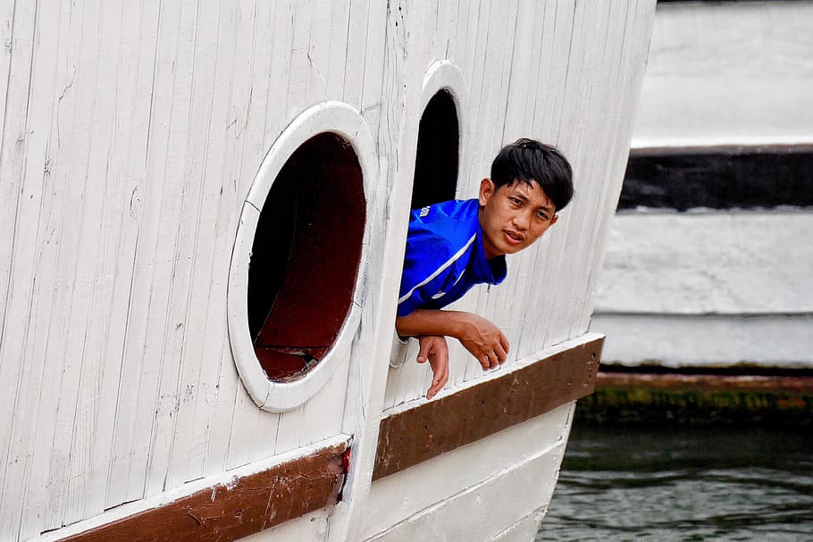 man looking out boat window during daytime, person, human, people HD wallpaper