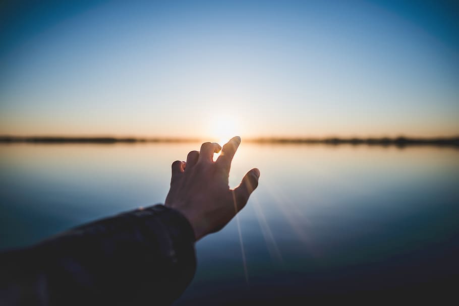 nature, water, sea, horizon, sunlight, people, hand, warm, sky HD wallpaper