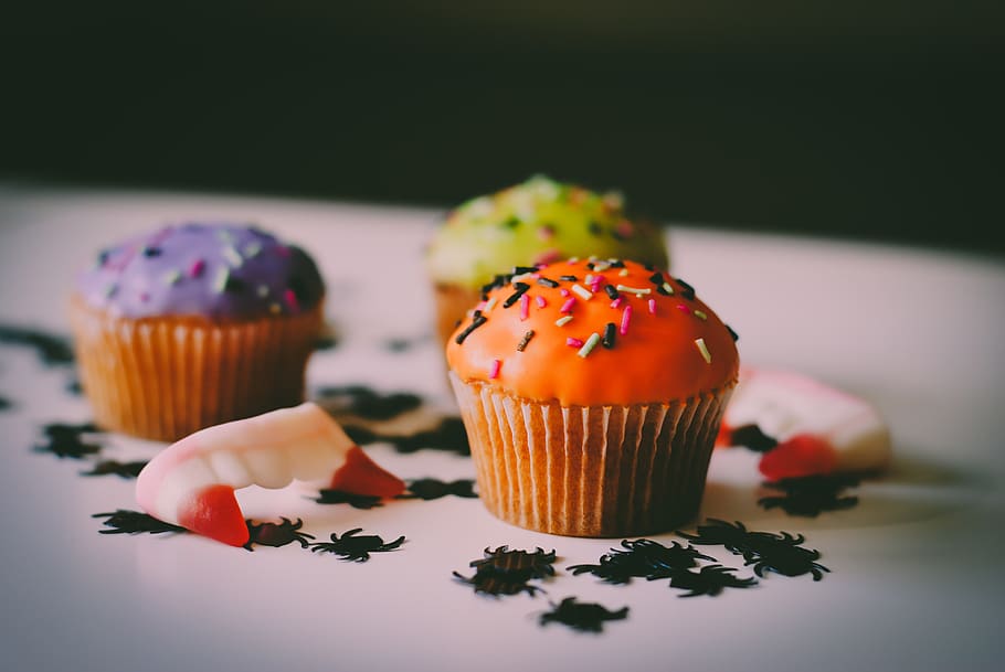 cupcakes with fillings, icing, cream, creme, dessert, food, paper HD wallpaper