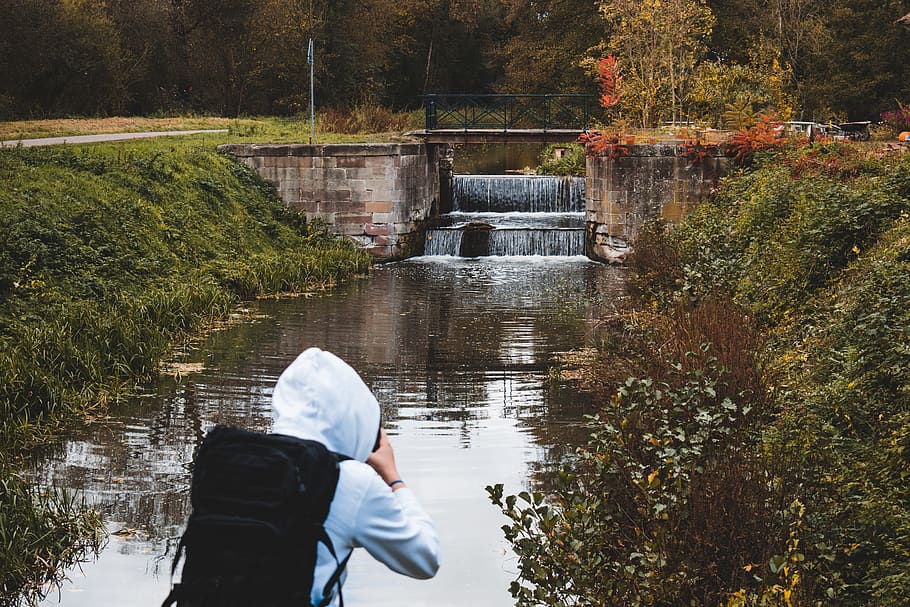 River person. Человек у реки.