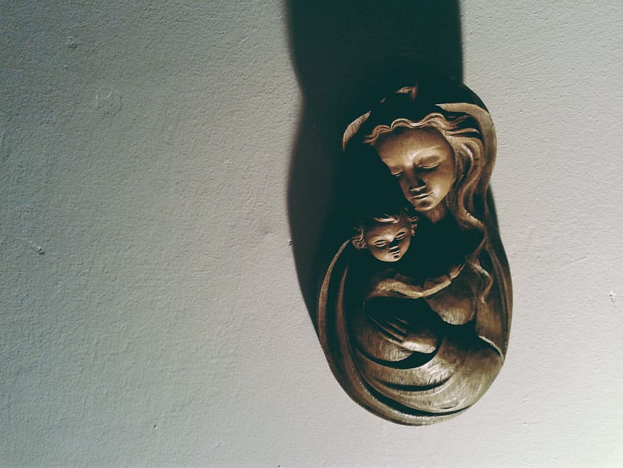 Woman Hugging Her Kid Bust Figurine, art, sculpture, art and craft HD wallpaper