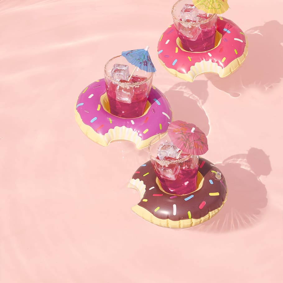 three drinking glasses, paper umbrella, ice, float, doughnut HD wallpaper