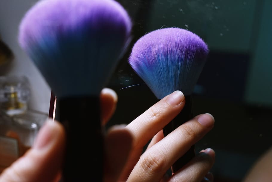 Blue Makeup Brush, hand, macro photography, make up brush, reflection HD wallpaper