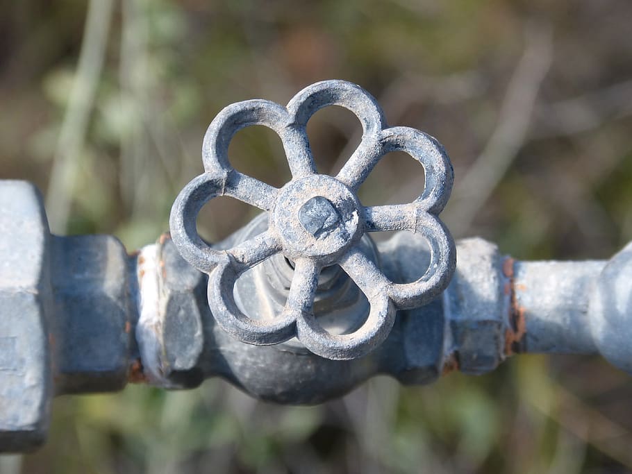 tap, handle, crank, old, open, metal, focus on foreground, close-up HD wallpaper