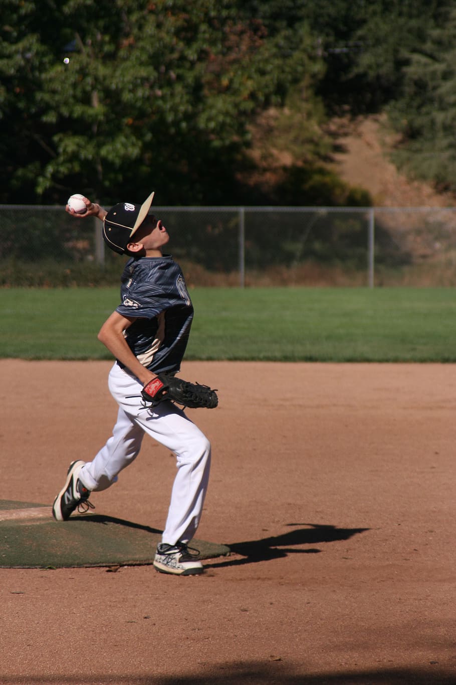 Man Playing Baseball, action, athlete, baseball glove, cap, daylight HD wallpaper