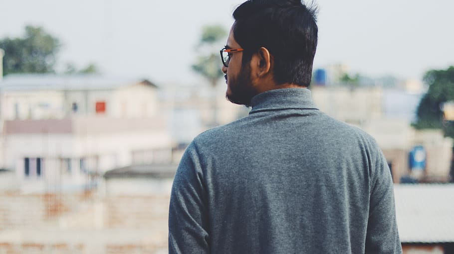 man wearing gray top, one person, glasses, focus on foreground HD wallpaper