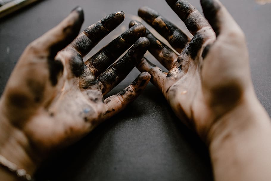 Messy painted hands of a painting artist, moody, dark, painter HD wallpaper