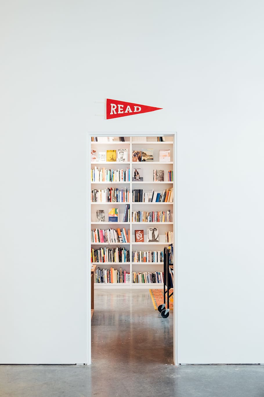 white wooden shelf with assorted books, space for text, found type HD wallpaper