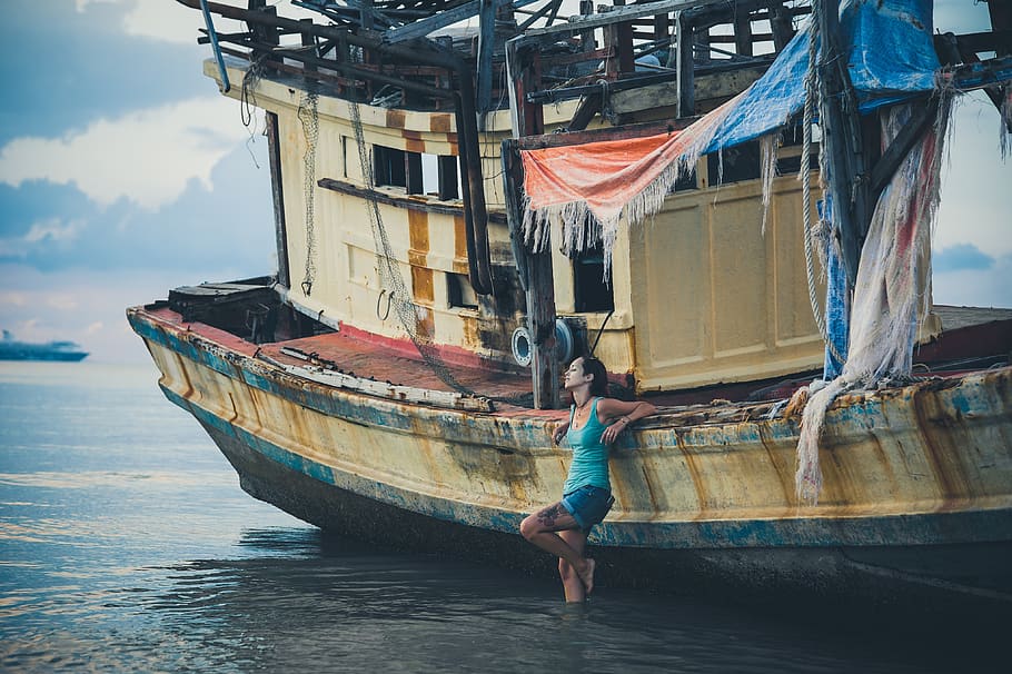 thailand, samui, ship, broken, sunken, girl, stands, sea, resting HD wallpaper