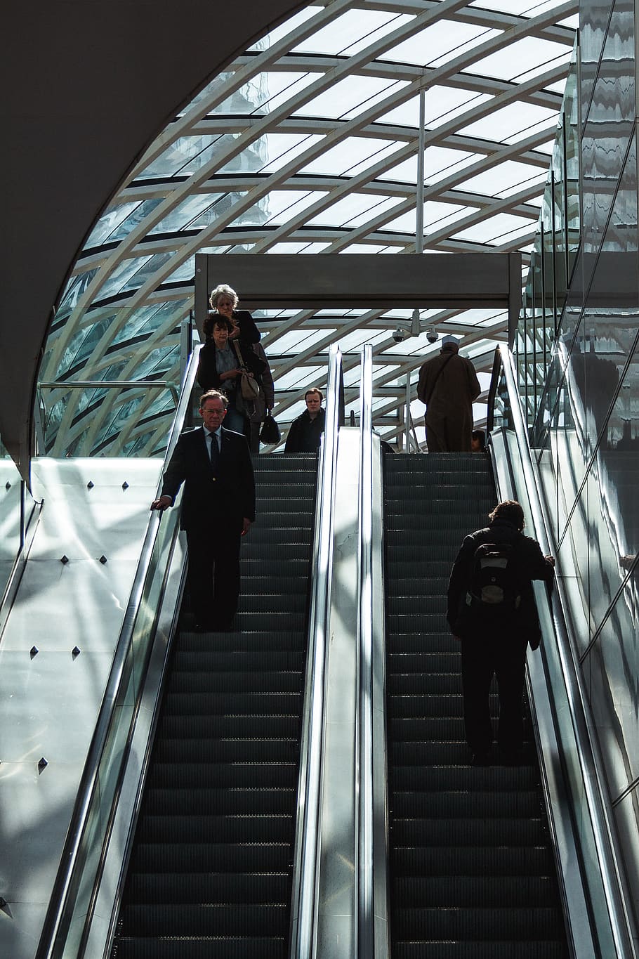 people going up and going down on two escalators, real people HD wallpaper