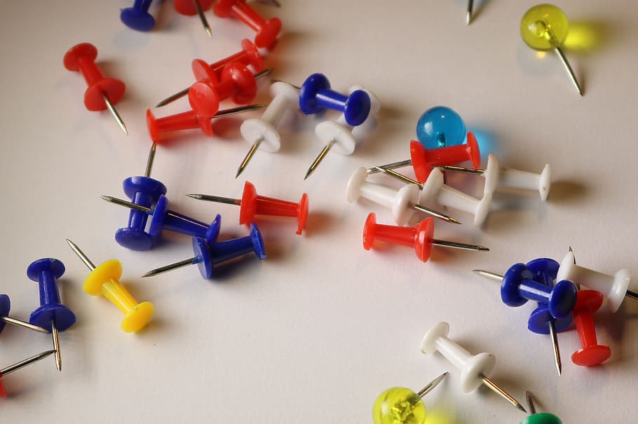 push pins, white, yellow, red, blue, green, indoors, multi colored HD wallpaper