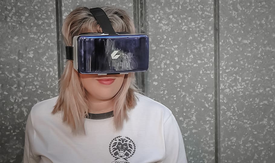 filosof permeabilitet Revision HD wallpaper: Photo of Woman Wearing Virtual Reality Headset, close-up,  device | Wallpaper Flare