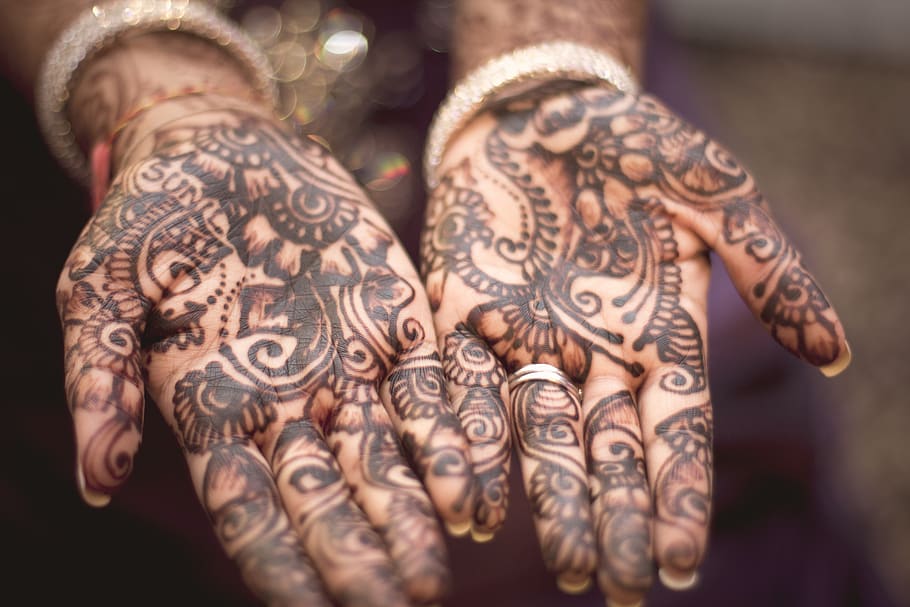 person showing hand tattoos, henna tattoo, human hand, human body part, HD wallpaper