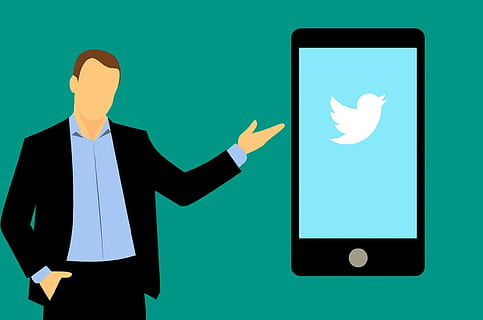 Social media guy with mobile device running twitter app., retweet HD wallpaper