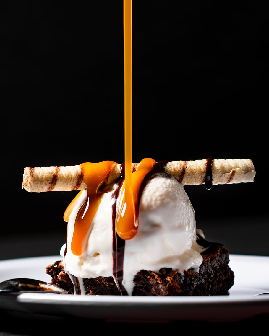 white ice cream on brown cookie, food and drink, sweet food, freshness HD wallpaper