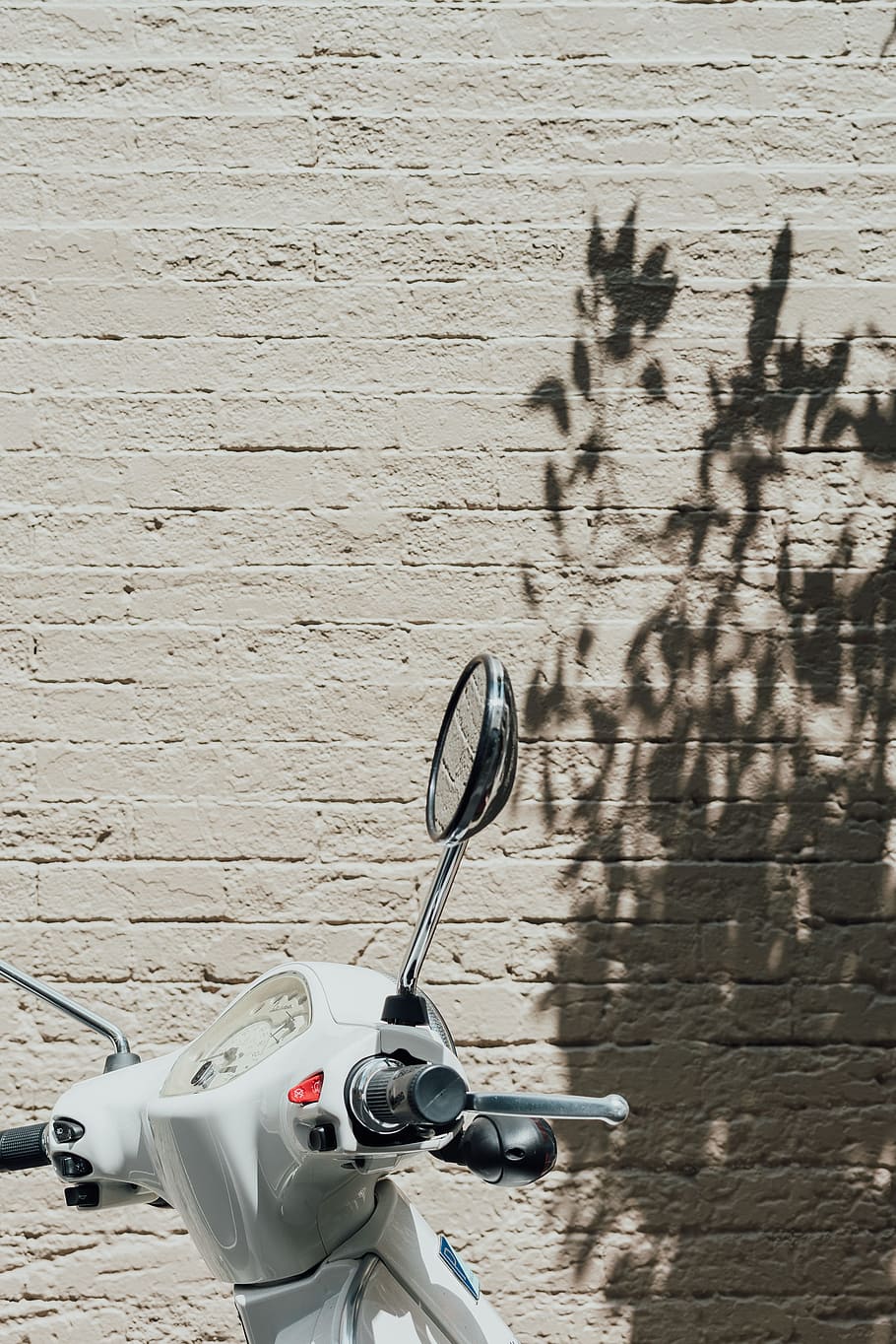 white motorcycle beside white wall during daytime, scooter, shadow HD wallpaper