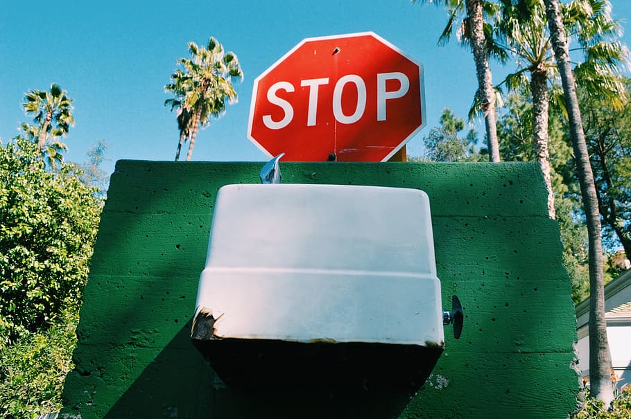 palmtrees, white, red, green, waterfountain, stop, stopsign HD wallpaper