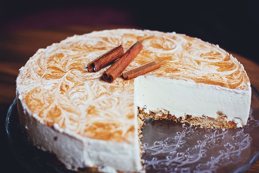 White Cheesecake on Wooden Surface, blur, cinnamon, close-up, HD wallpaper