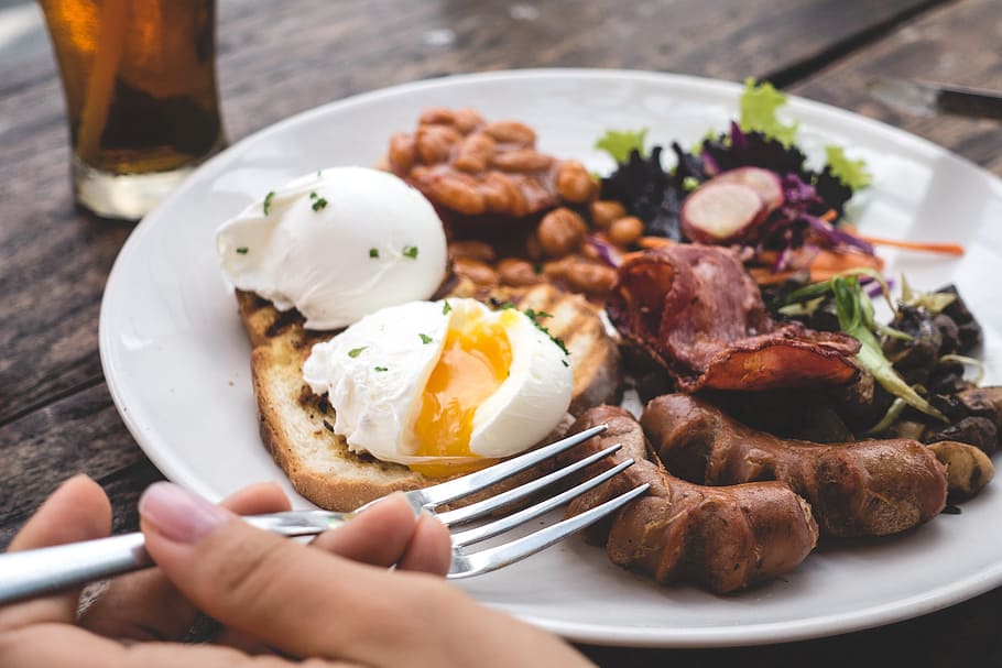 Eating high protein brunch with poached eggs, beans and bacon, HD wallpaper
