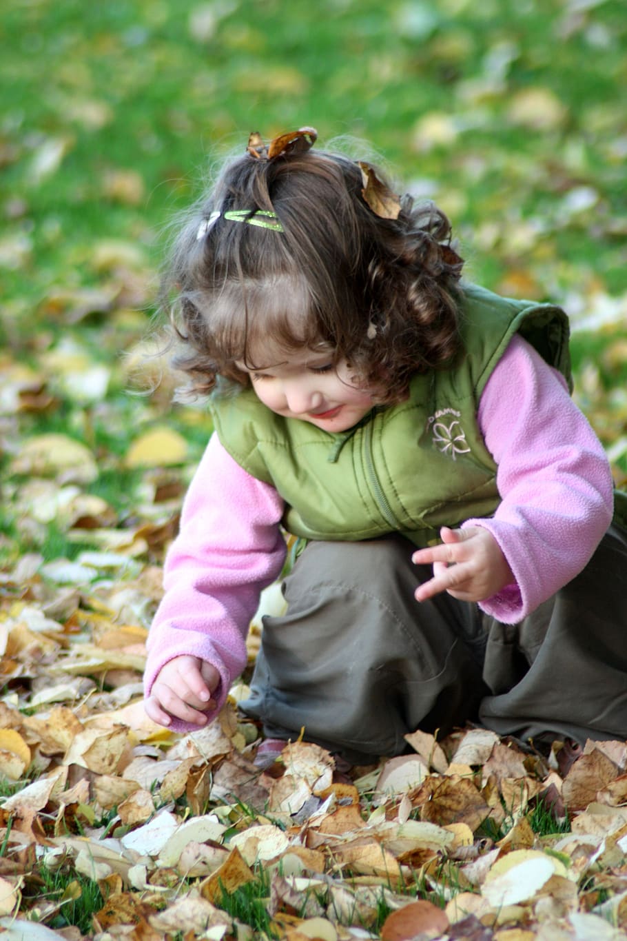 child, girl, laugh, lure, autumn, leaves, cute, happy, leaves carpet, HD wallpaper