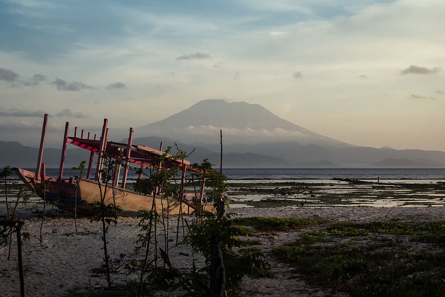brown boat parked on seashore, lembongan island, nature, ocean, HD wallpaper
