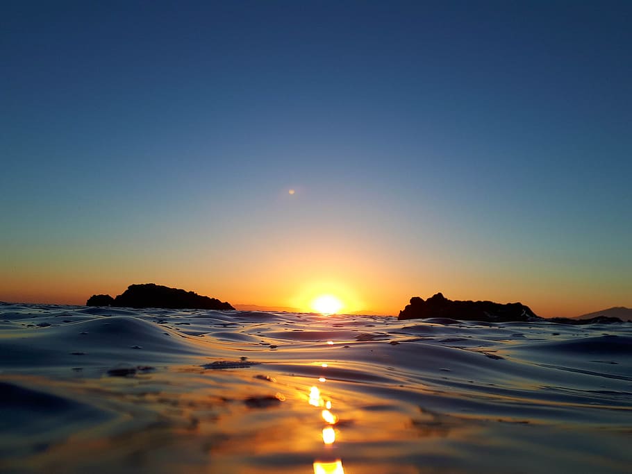 body of water during sunset, horizon, wave, scenice, rock formation HD wallpaper
