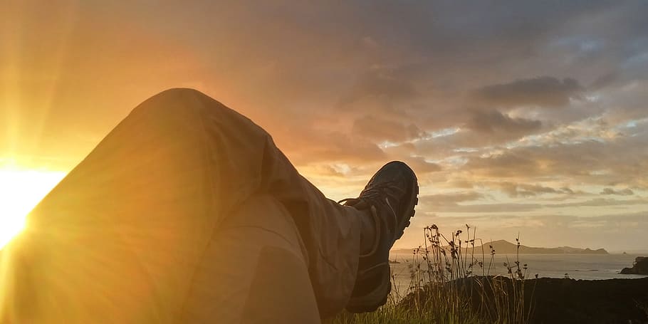 Sun Reflecting on Person Cross Leg Under Cumulus Clouds during Sunrise HD wallpaper